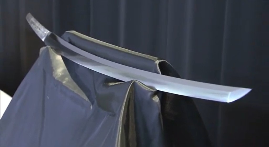 刀身恢复光泽。日本OHK电视台截图