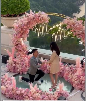 Patrick跪地向Yuki求婚。