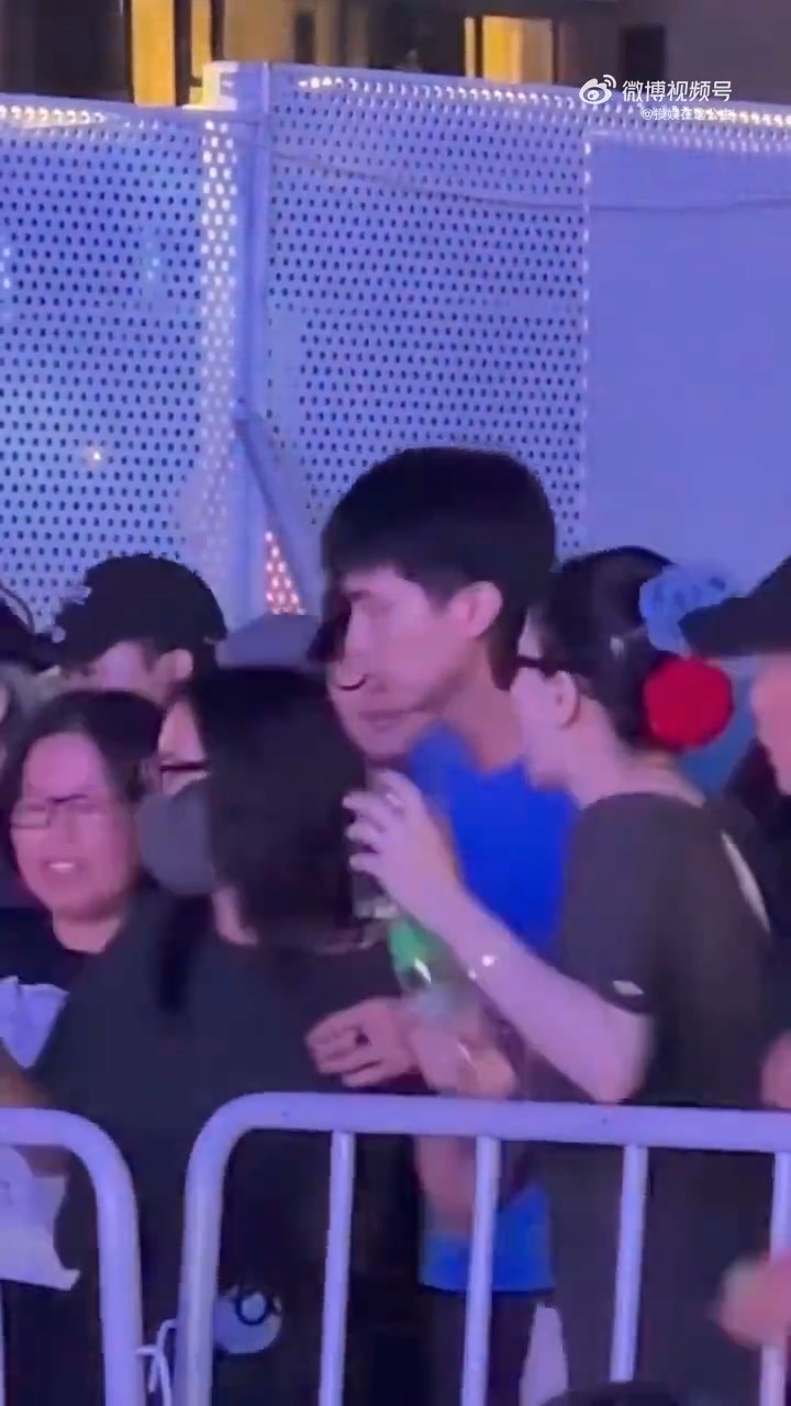 王菲拉開陳粒。