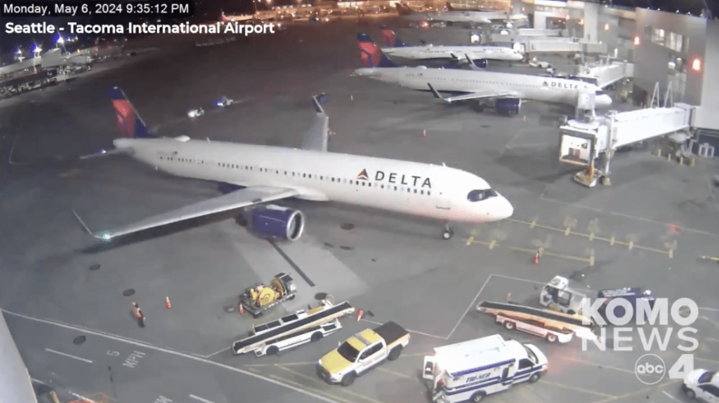 机场闭路电视拍下的画面，事故发生在5月6日晚9时35分，涉事客机扺达西雅图塔科马国际机场，初时一切与平常无异。