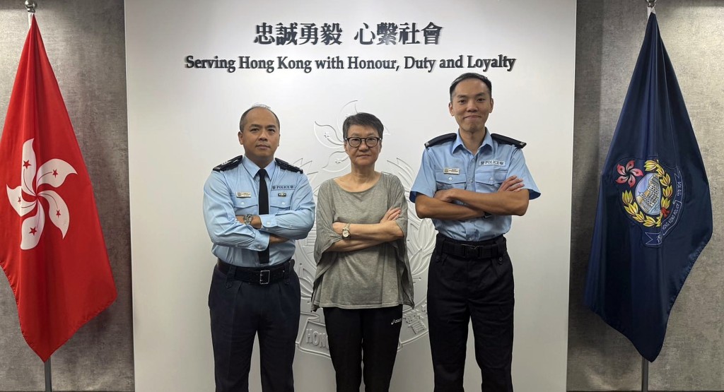 保安員談介玲（中）於2023年憑藉敏銳警覺性與責任感，成功制止一宗爆竊案發生，令她榮獲「好市民獎」。警長郭禮文(左)及警員梅嘉樺(右)讚揚談女士的見義勇為，以及她提供的資料成功協助警方作出拘捕及檢控。