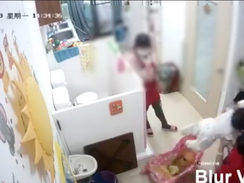 台灣託兒所職員粗暴虐兒。網上圖片