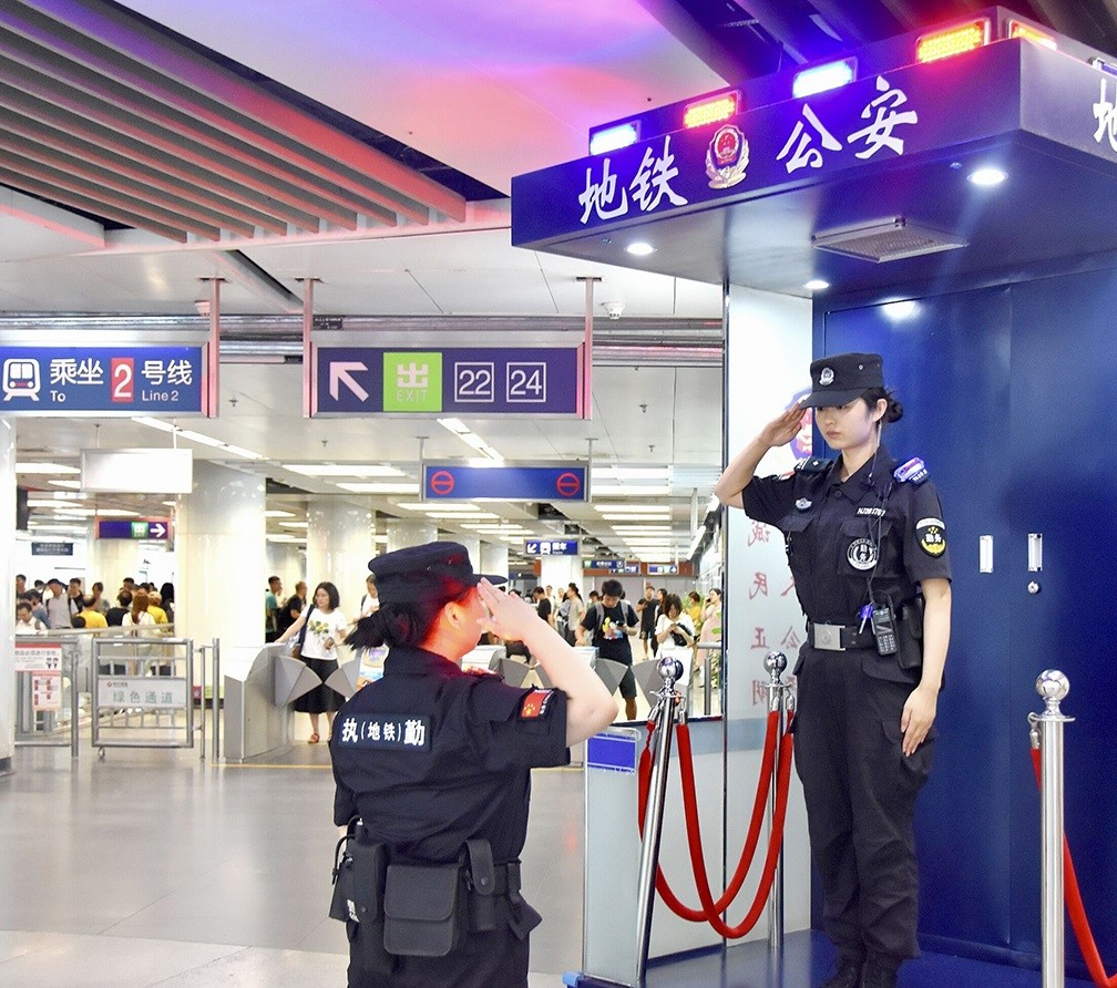 內地地鐵有大量警力維持秩序。新華社