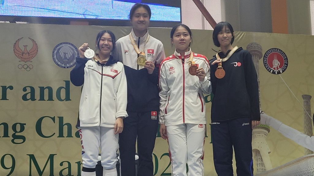 陳海琳(左2)在亞青賽女子重劍少年組衛冕。 香港劍擊總會圖片