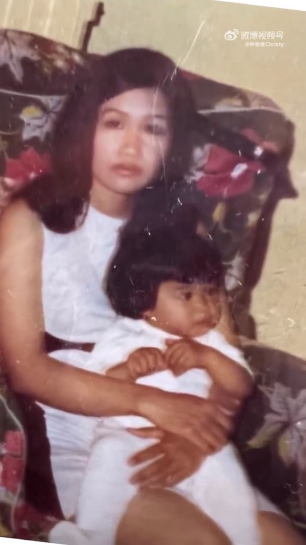 鍾麗緹小時候與媽媽合照。