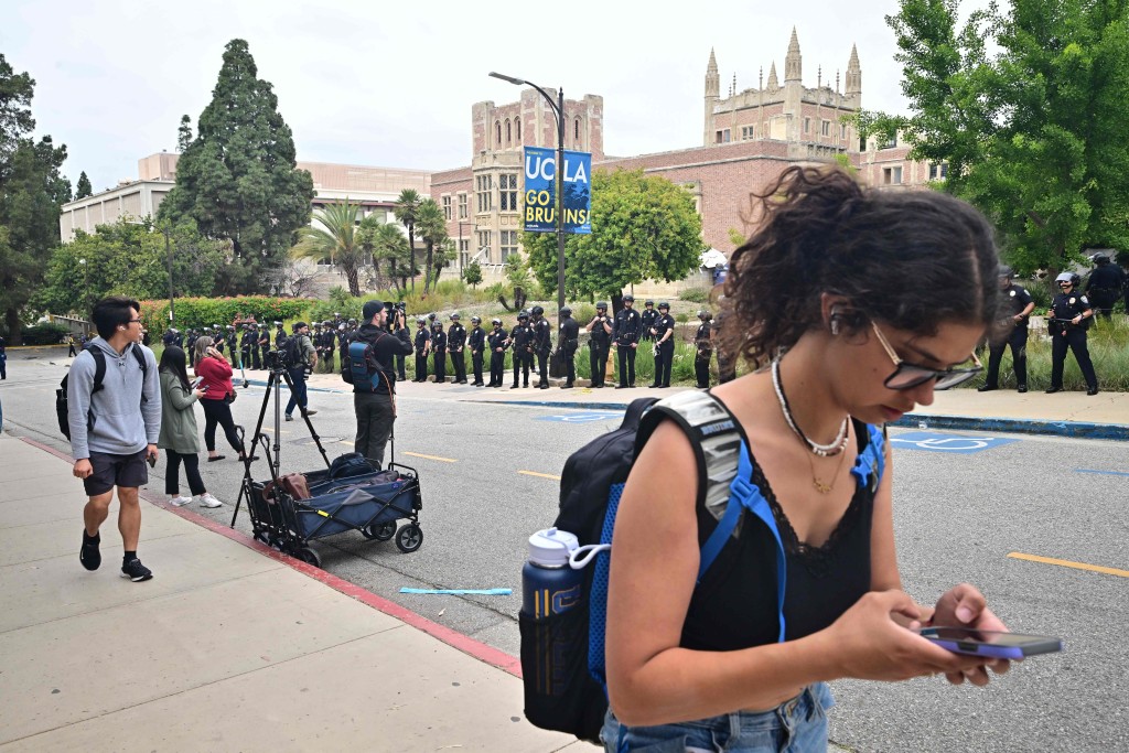 UCLA曾爆發反加沙戰爭示威,大批警員到場戒備。法新社 UCLA曾爆發反加沙戰爭示威,大批警員到場戒備。法新社