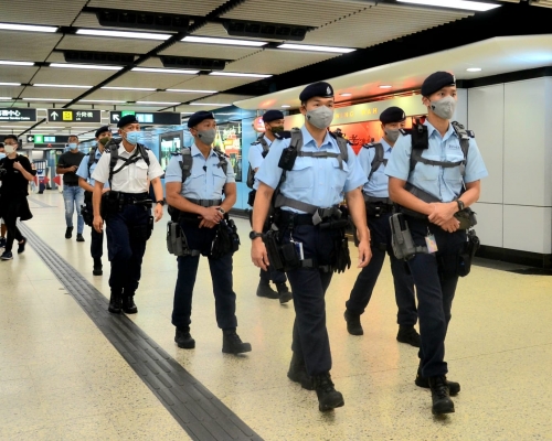 警方反恐特勤隊在九龍塘站巡邏。