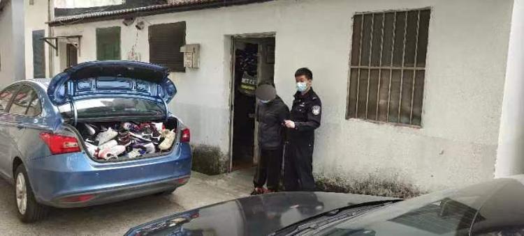 王某被捕，私家车车尾箱不够装他偷来的鞋。