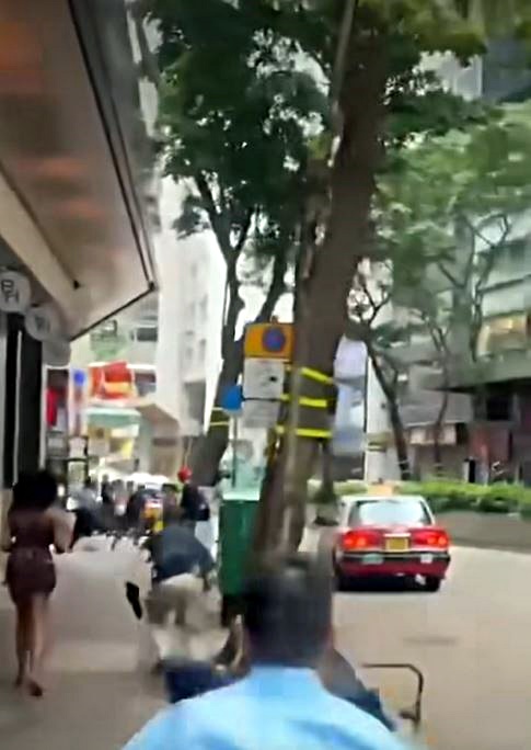 警員追截涉案女子。fb:香港交通及突發事故報料區 警員追截涉案女子。fb:香港交通及突發事故報料區