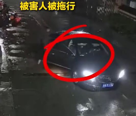众被告下车证实薛焕荣被卷入车底，仍强行将车冲过路壆，致其爆头死亡。上游新闻
