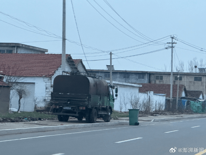 油販子的油車。     澎湃新聞