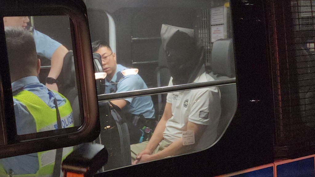 男司機被帶上警車調查。黎志偉攝