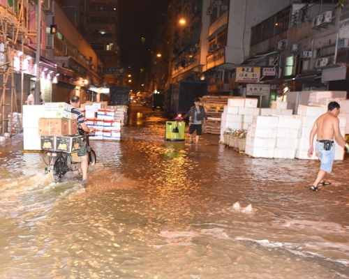 本港不時爆水管,令街道變成「黃河」。資料圖片