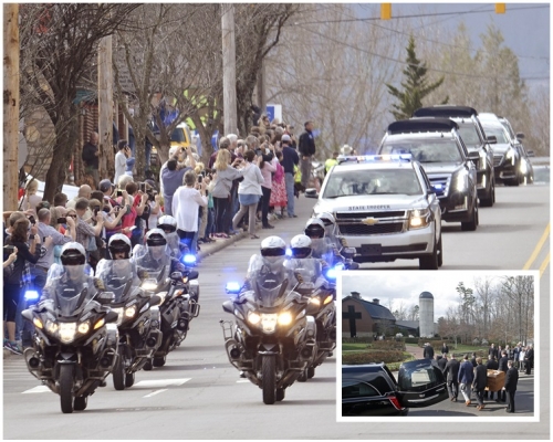 灵车所经过的道路两旁都聚集了信众。AP 