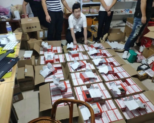 江西警方破获一宗生产、销售伪劣手机案件，拘捕3人。网图