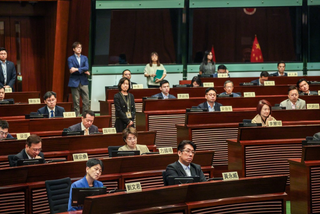 新舊議員上堂，了解宣誓儀式示範。