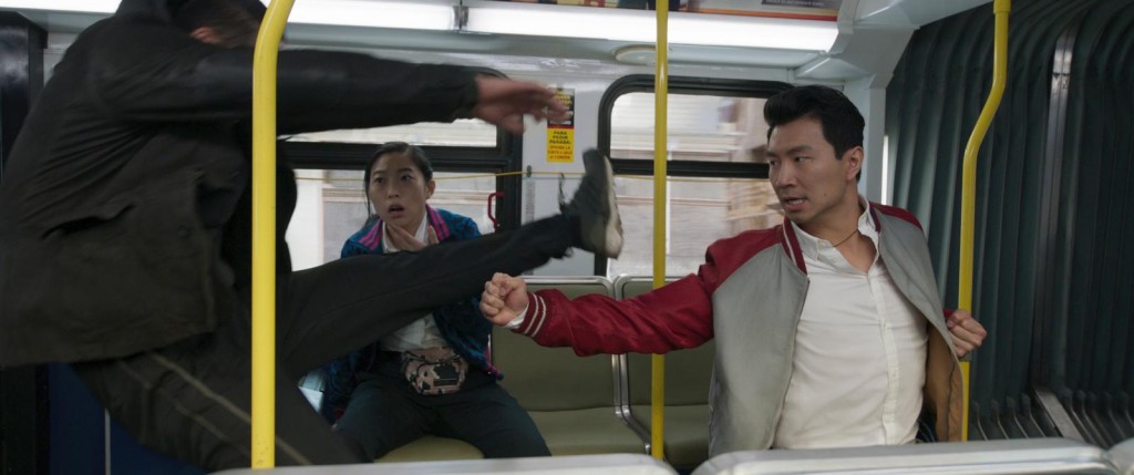 劉思慕在車廂中顯身手手。