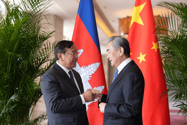 王毅在雲南會見柬埔寨副首相兼外交大臣布拉索昆。 外交部