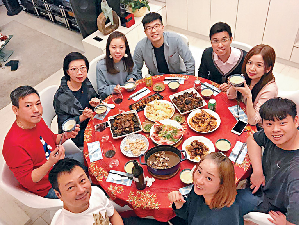 變身大廚■以往在香港過年，初二開年飯都由祥仔炮製，拿手菜包括南乳炆齋、生炒排骨及冬菇髮菜湯。
