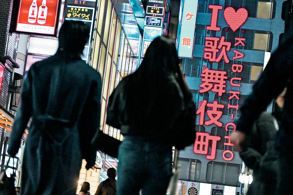東京新宿區歌舞伎町「紅燈區」街頭。
