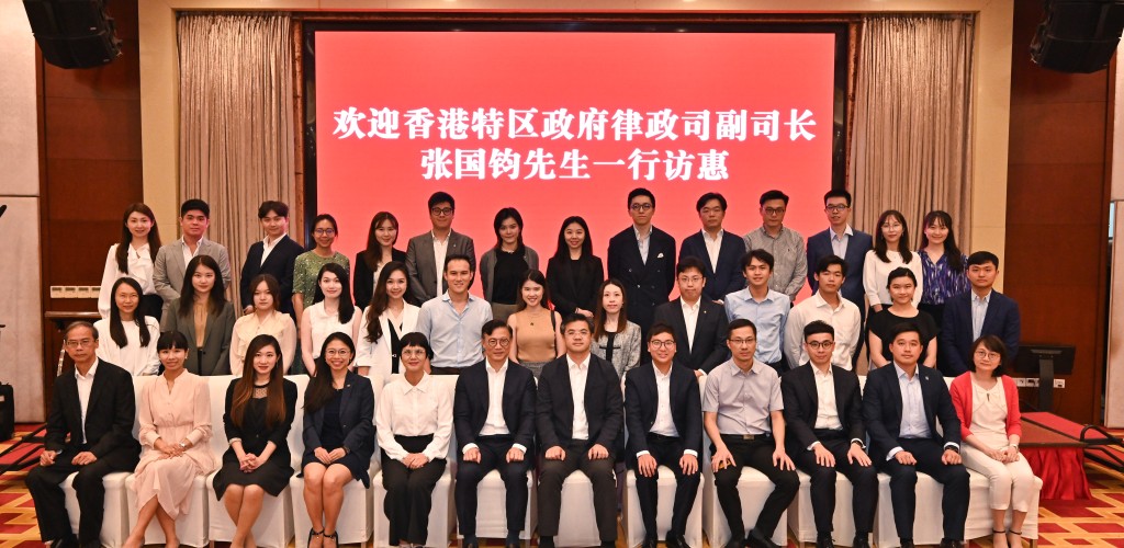 张国钧（前排左六）率领青年法律业界代表团与惠州市委常委、市委统战部部长赖建华（前排右六）会面并共进晚餐。