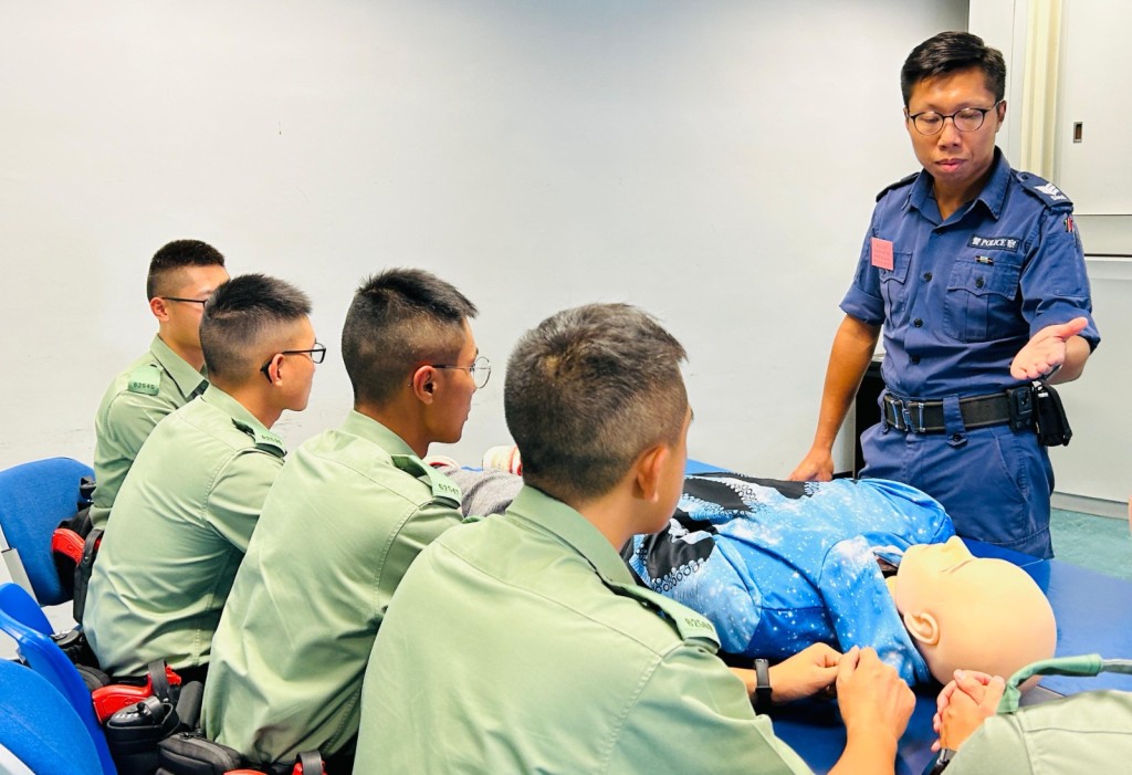 學警實務訓練組警長鍾逸豪(右一)通過實務演練,幫助學警將知識轉化為實際執法能力。 學警實務訓練組警長鍾逸豪(右一)通過實務演練,幫助學警將知識轉化為實際執法能力。