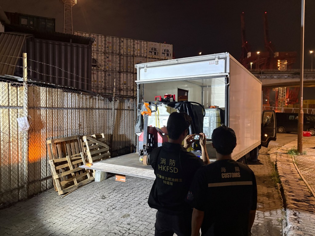 海關及消防聯合行動,在葵涌搗破一個非法流動加油站。 海關及消防聯合行動,在葵涌搗破一個非法流動加油站。
