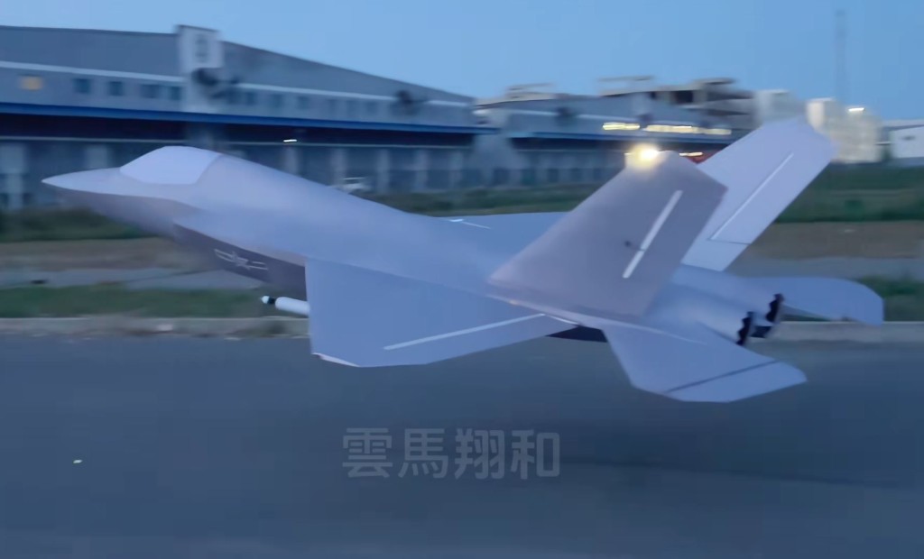 辽宁有网民DIY歼-35发泡胶模型获劲赞细节拉满。抖音@ 云马翔和艺术飞行