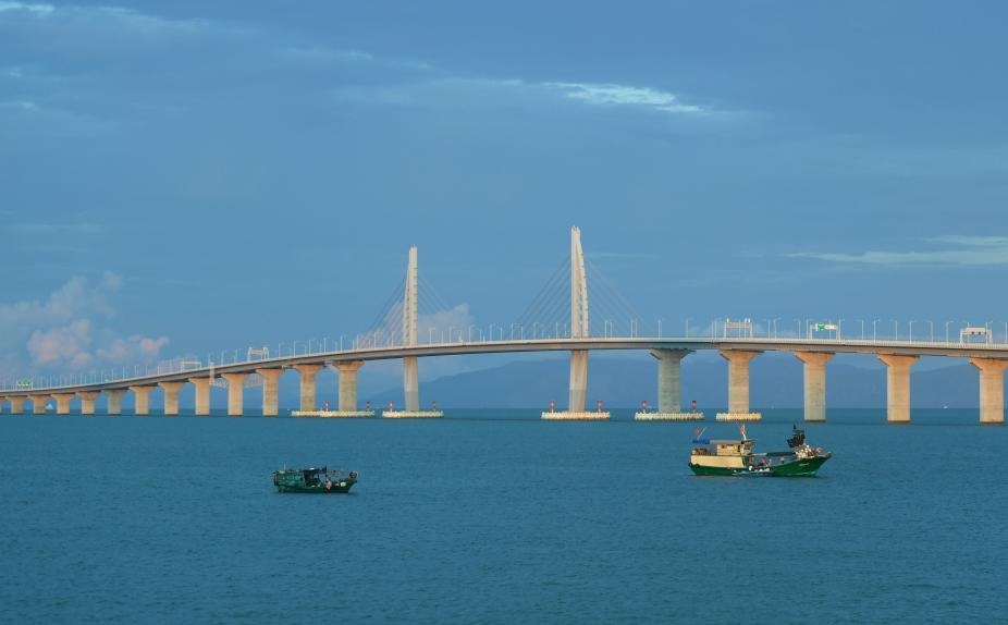 「经珠港飞」实施后，旅客可在珠海完成边检手续后，经港珠澳大桥直达香港机场。新华社