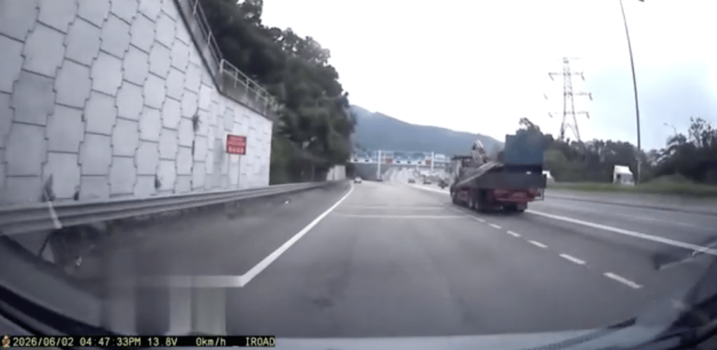 車CAM影片顯示，當時開斗貨車沿吐露港公路行駛。Facebook「車cam L（香港群組）」(下同)