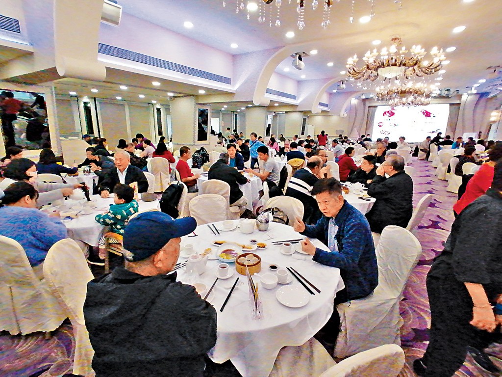 结婚摆酒是最热闹的一环，新人与亲友齐尽兴。