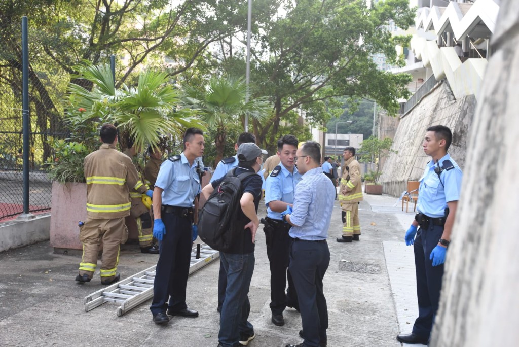 死者家屬接受警員查問。本報記者攝