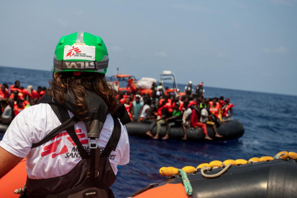 苏衍霈与团队搜救海上难民。 无国界医生提供