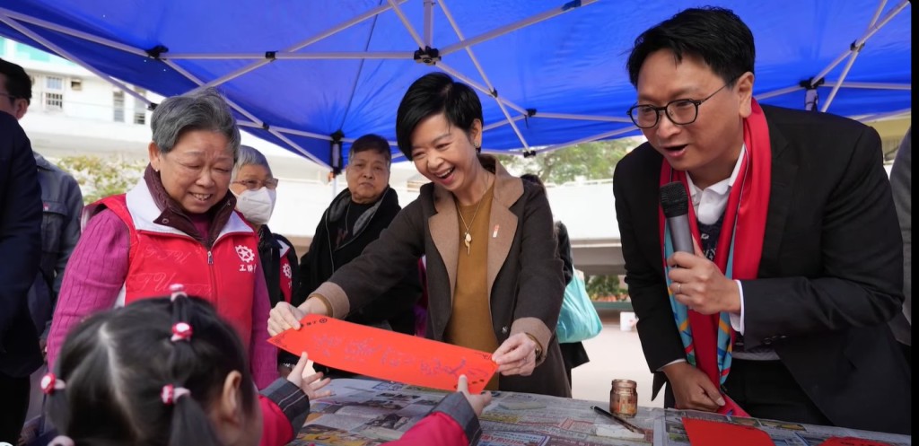 何永賢早前也去到啟業邨，參與立法會議員鄧家彪與街坊一起寫揮春的活動。何永賢影片截圖 