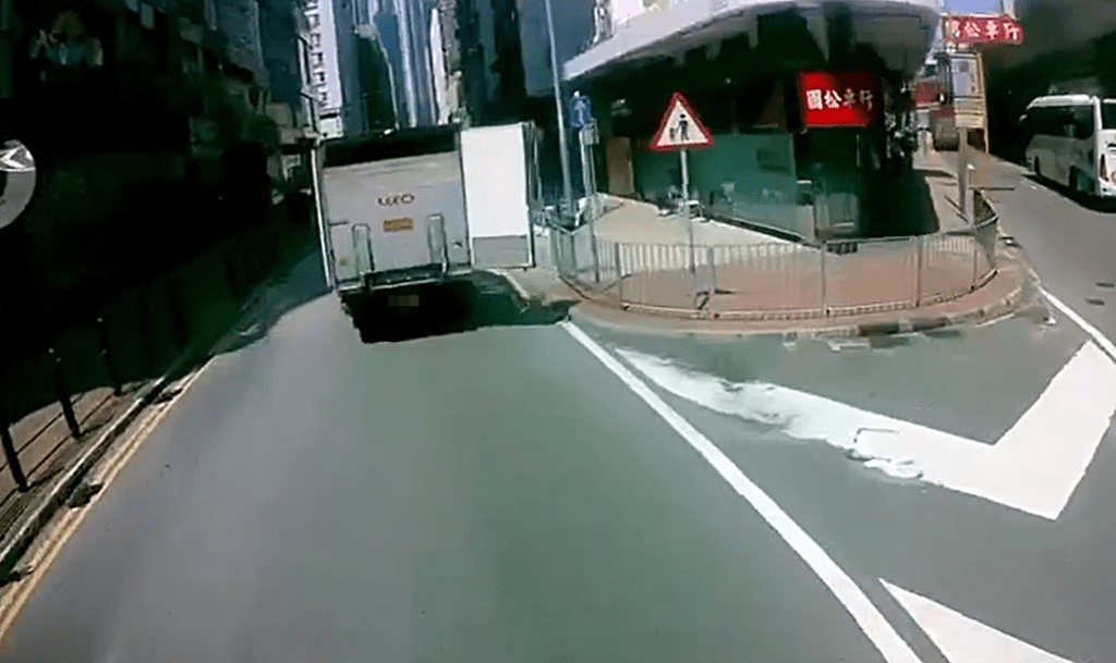 貨車尾門打開。fb：車cam L（香港群組）