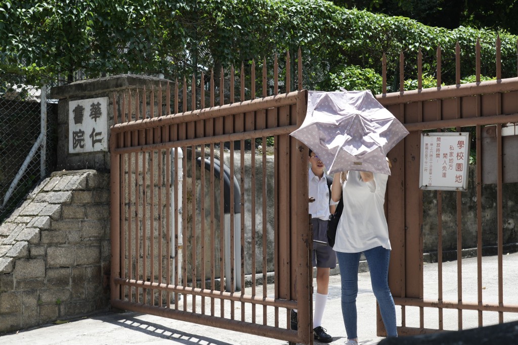 不少学生到华仁书院扣门。陈浩元摄