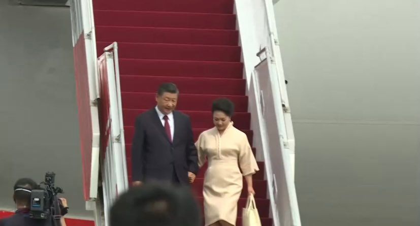 国家主席习近平抵达印尼峇里出席G20峰会。