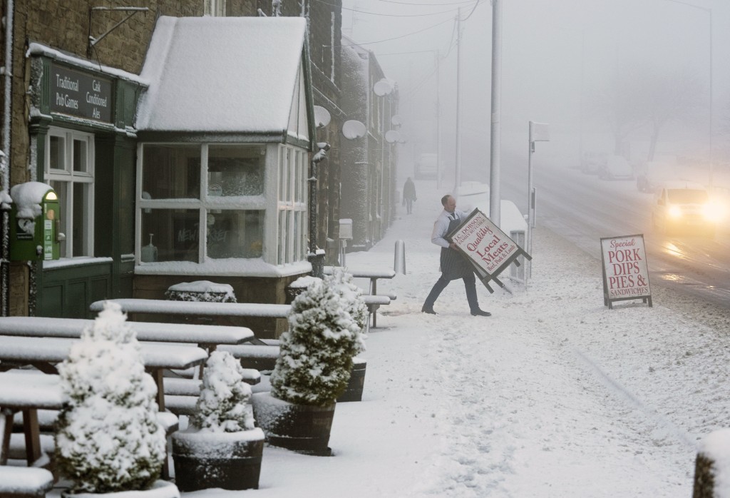 暴风雪尤尼斯吹袭英伦，大部份地区都被白雪笼罩。AP