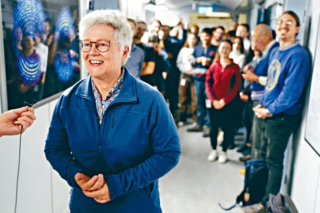 瑞典隆德大學的師生慶祝呂利耶獲諾獎。