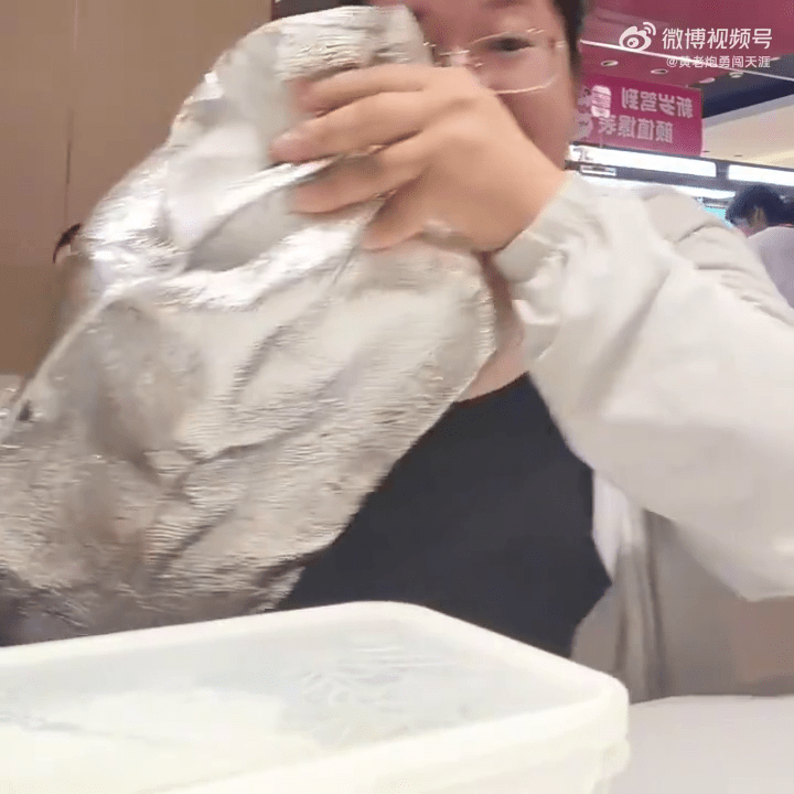 白嫖女將食材一一拿出。 白嫖女將食材一一拿出。