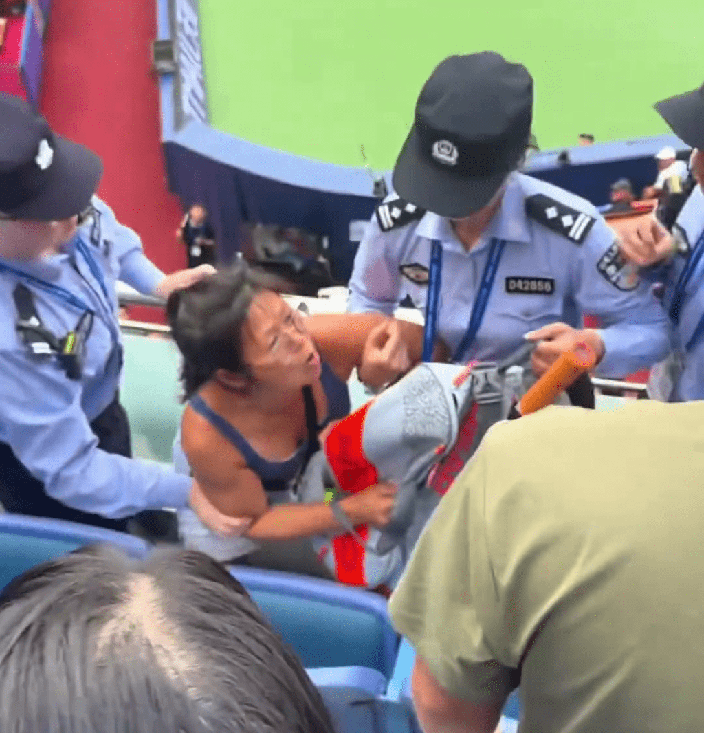 保安將其強行帶走。