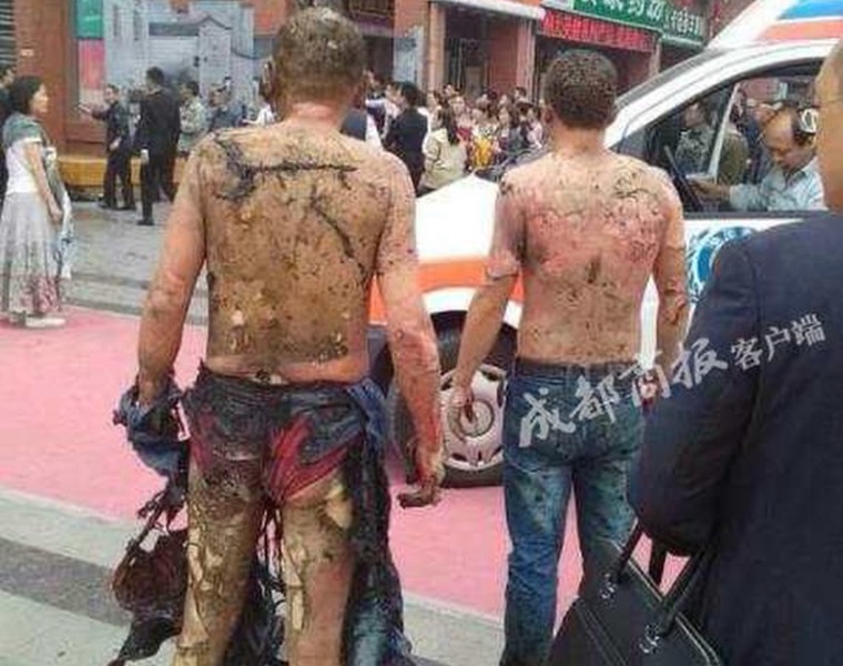 火警中兩名男子的衣服亦險被燒光。成都商報