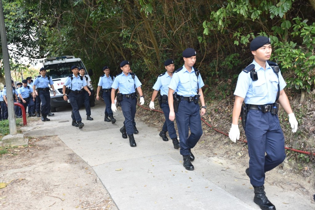 警犬與警員出動搜索