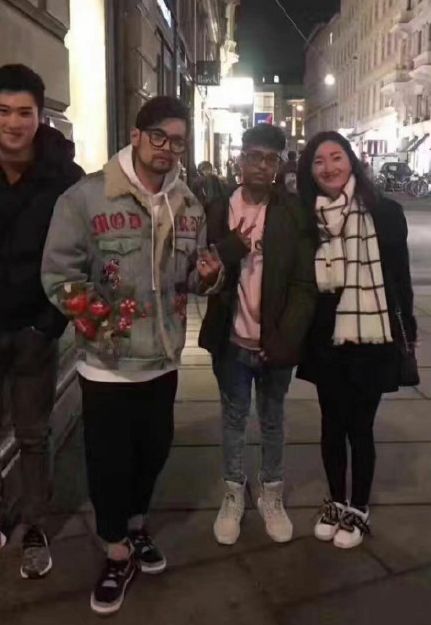 周杰伦跟粉丝合照