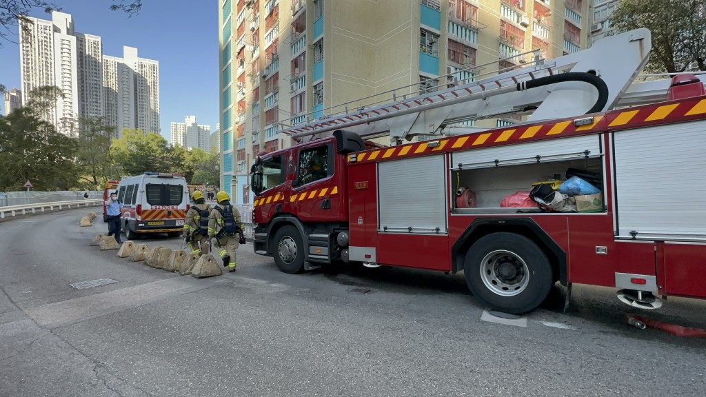 消防车到场救火。刘汉权摄