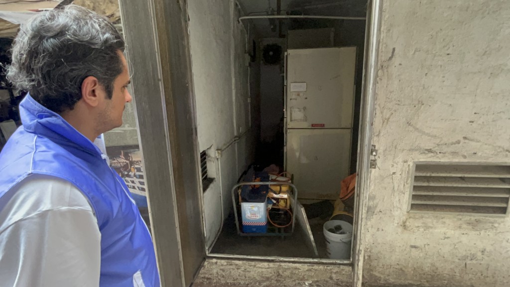 停電導致住戶生活大受影響。 停電導致住戶生活大受影響。