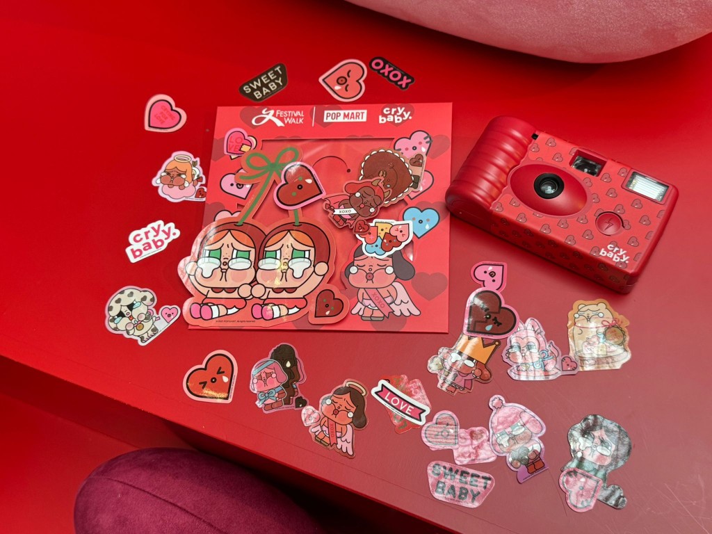 My FESTIVAL會員夏日禮品換領 – CRYBABY PLAYGROUND禮品 10積分:CRYBABY PLAYGROUND 貼紙套裝1份(圖片來源:《親子王》) My FESTIVAL會員夏日禮品換領 – CRYBABY PLAYGROUND禮品 10積分:CRYBABY PLAYGROUND 貼紙套裝1份(圖片來源:《親子王》)