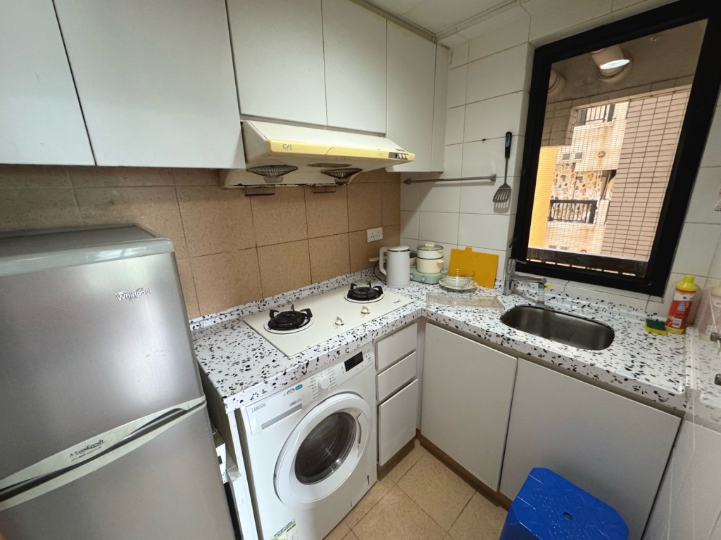 廚房配置齊全煮食設備及家電，如煮食爐及雪櫃等。