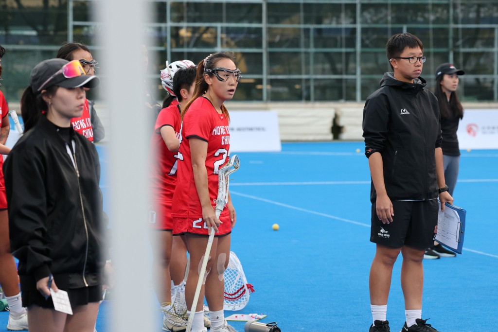 邓伊婷（ 中）在场边小休后等机会出场。徐嘉华摄