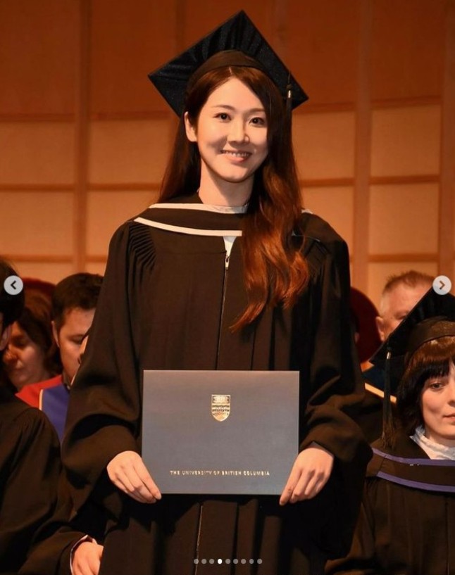 邓佩仪于IG分享毕业照，学生模样完全看不出她已经31岁。